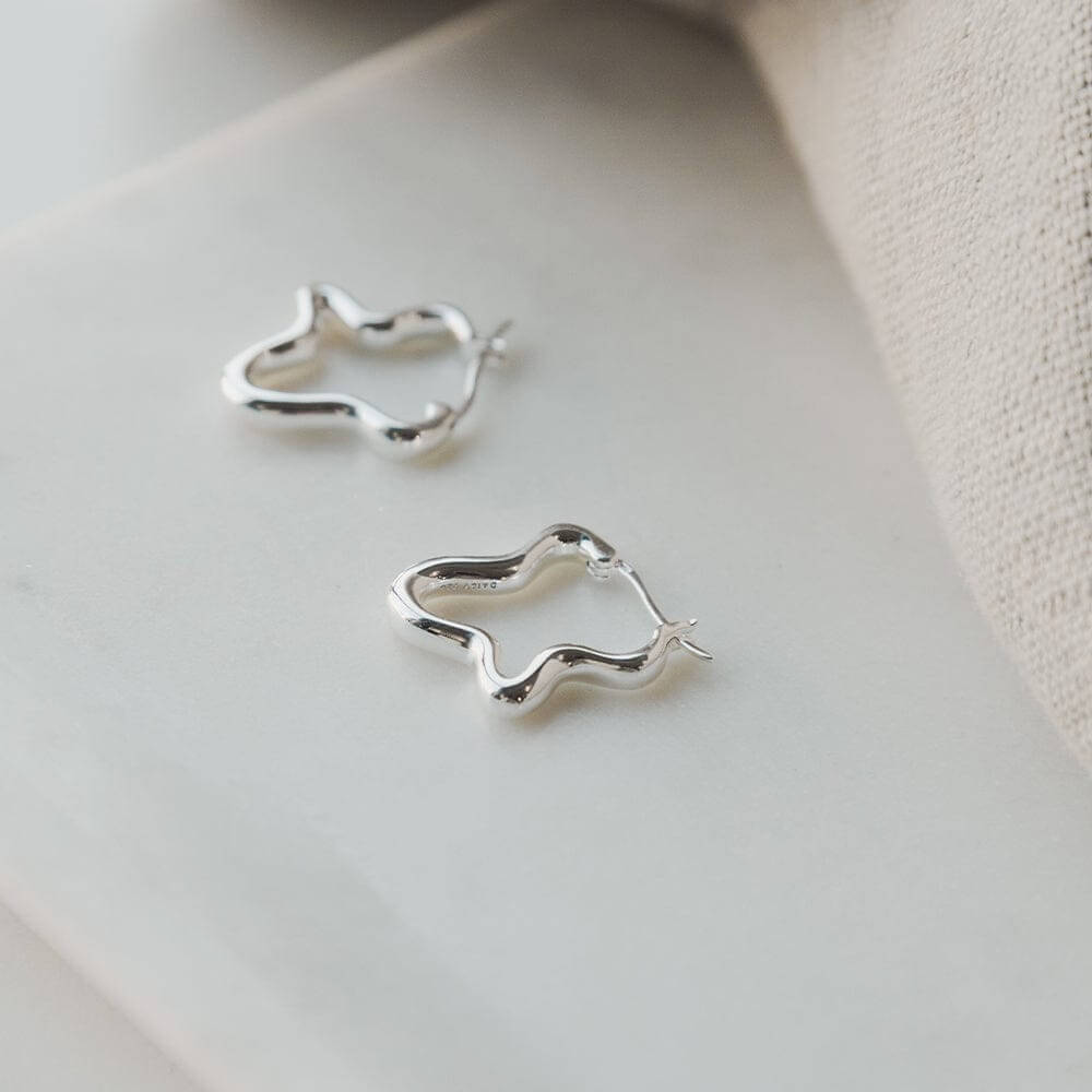 Daisy London Silver Estee Lalonde Wavy Hoop Earrings - MococoDaisy London5ELE52_SLVEarrings