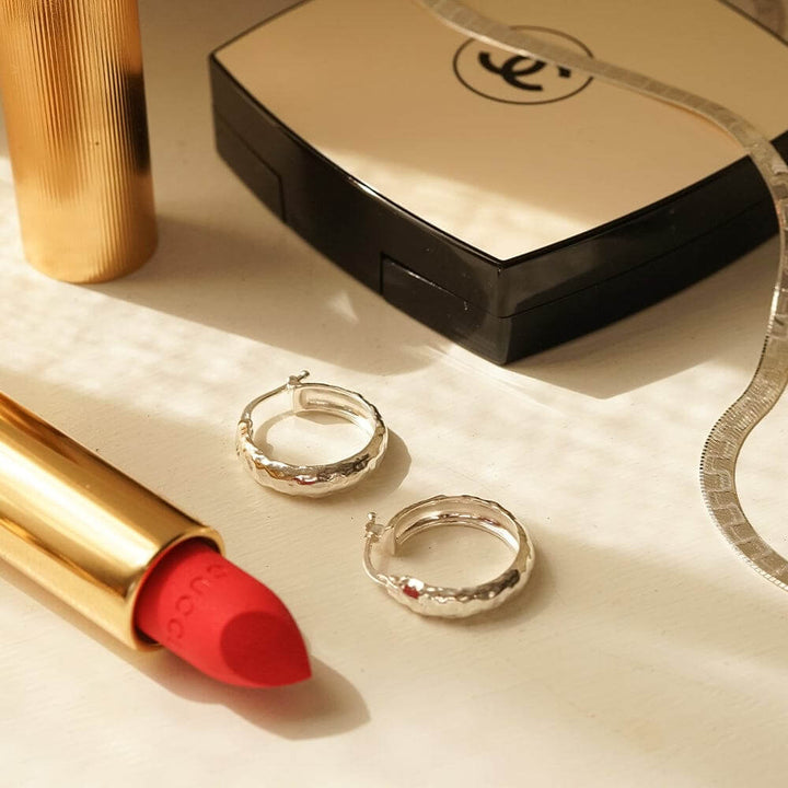 Daisy London Silver Midi Textured Hoop Earrings - MococoDaisy LondonE3112_SLVEarrings