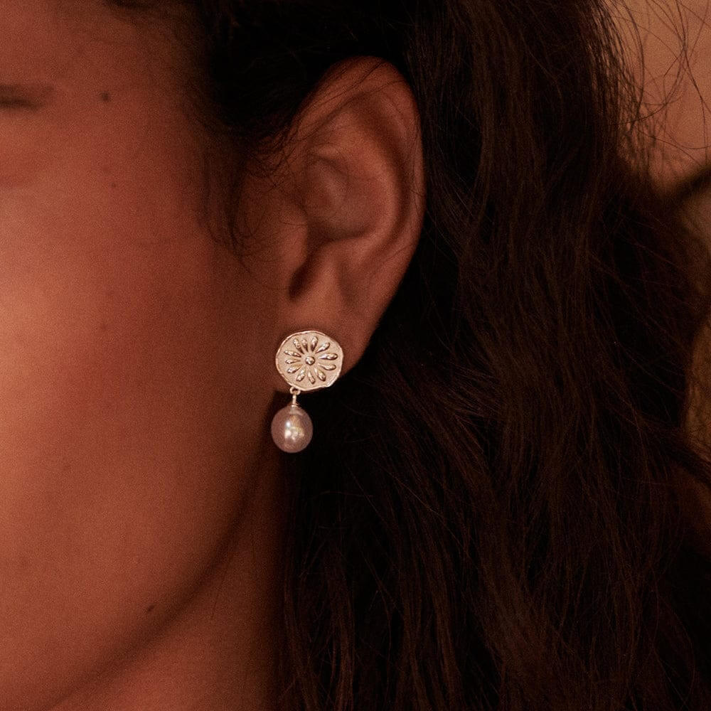 Daisy London Sterling Silver Daisy Pearl Drop Earrings - MococoDaisy LondonDBE05_SLVEarrings