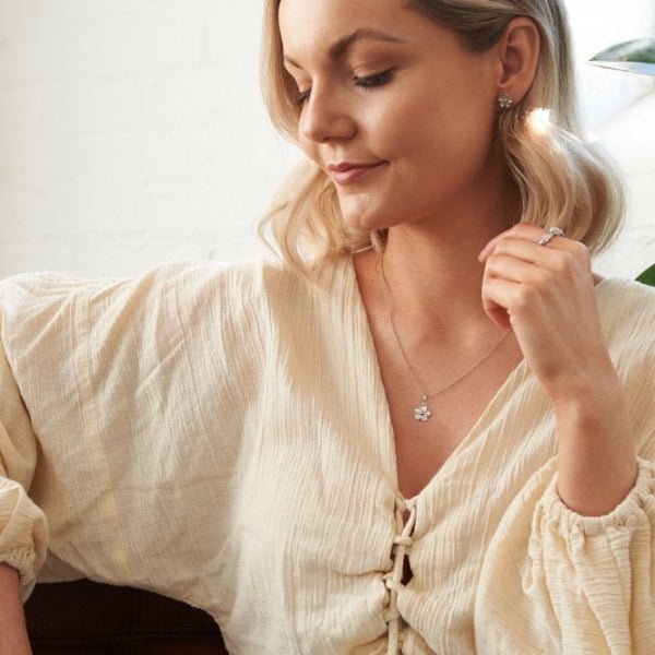 Hot Diamonds 18CT Rose Gold Plate and Silver Forget Me Not Pendant - MococoHot DiamondsDP7495055069041063Necklaces