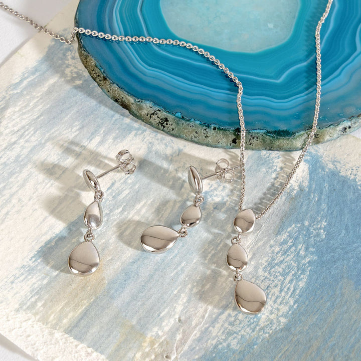 Kit Heath Coast Pebbles Triple Linking Pebbles Necklace image 3
