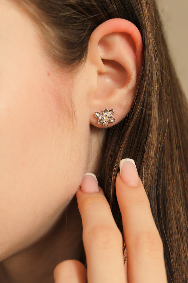 Ola Silver Daffodil Flower Earrings