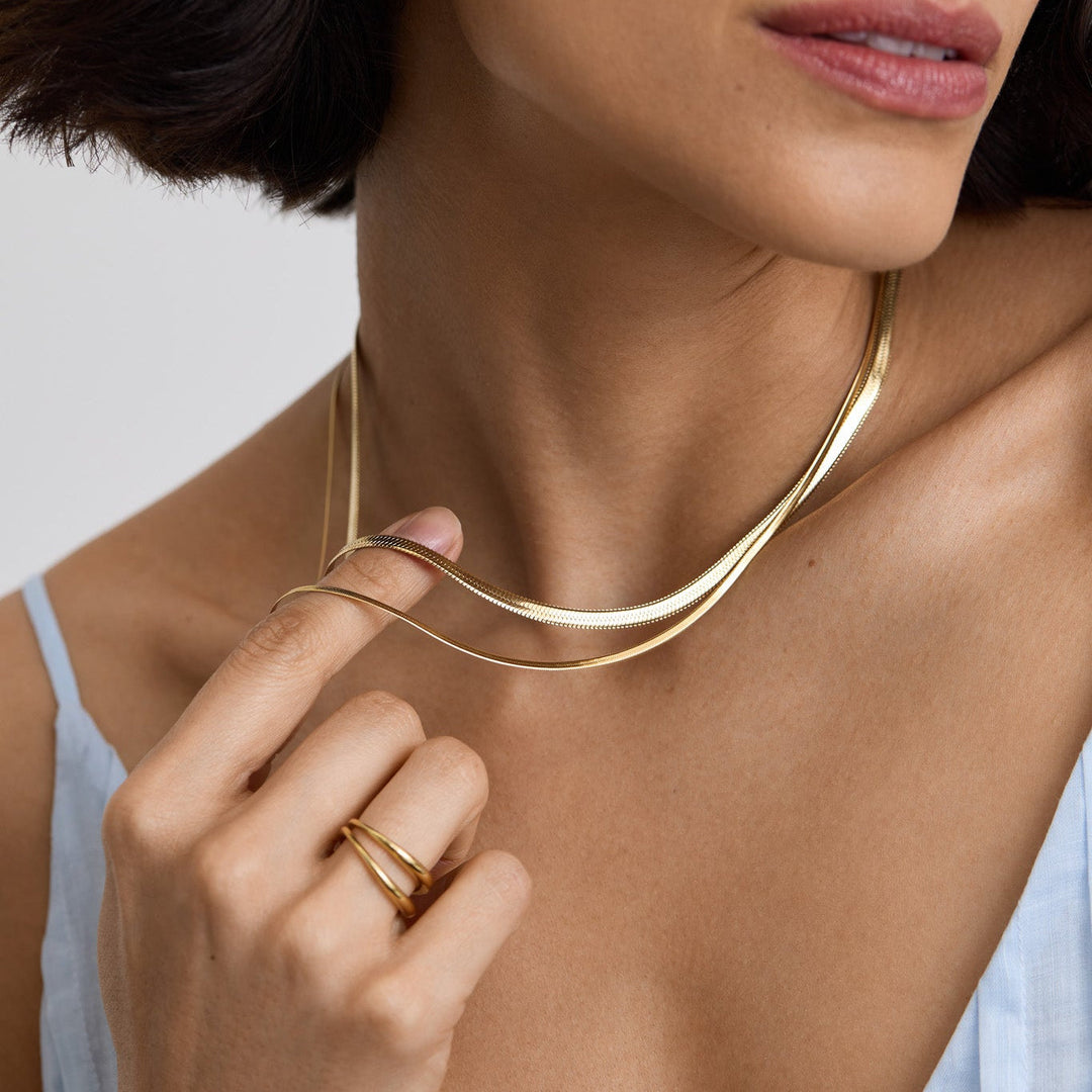 https://cdn.shopify.com/s/files/1/0481/1984/0936/files/Snake_necklace_-_1-2_a0a6e875-1ced-4ec8-ab40-8512569f15b7.jpg?v=1746715728