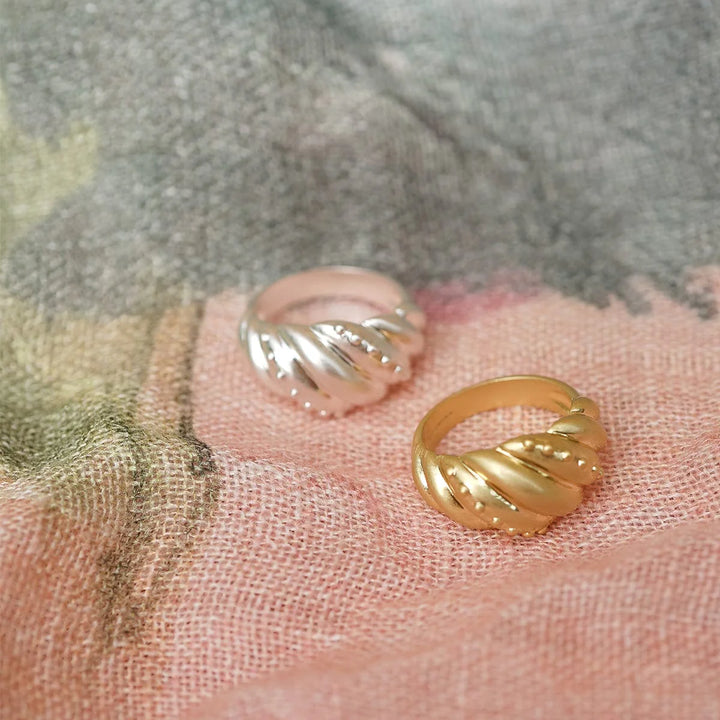 Daisy Amulet Dome Ring