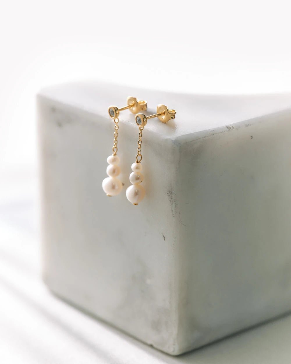 Astley Clarke Gold Freshwater Pearl &amp; Sapphire Chain Stud Earrings - MococoAstley Clarke61031YWTEOSEarrings