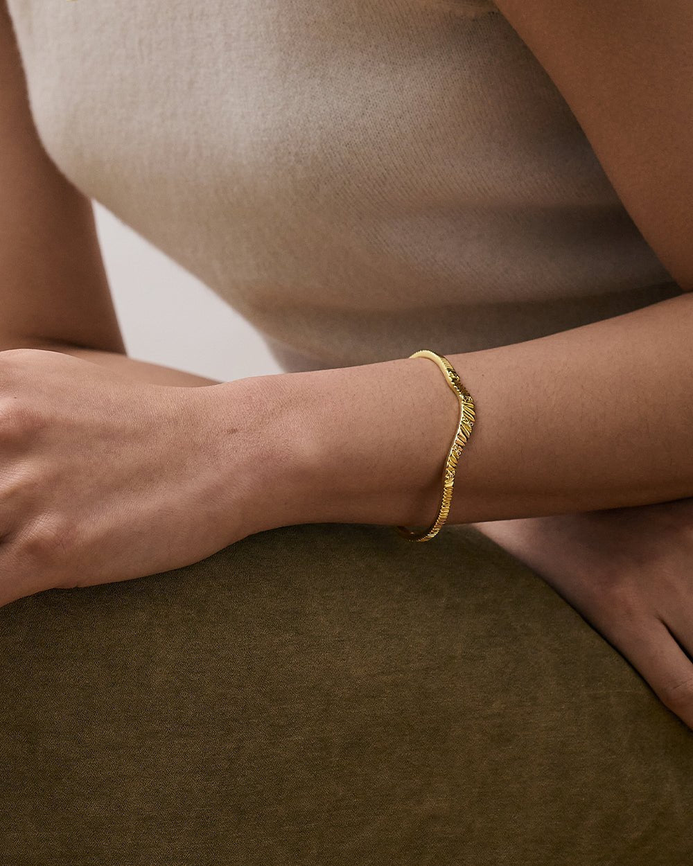 Astley Clarke Gold Vermeil Raye Cuff Bangle - MococoAstley Clarke60056YNOBOSBracelets
