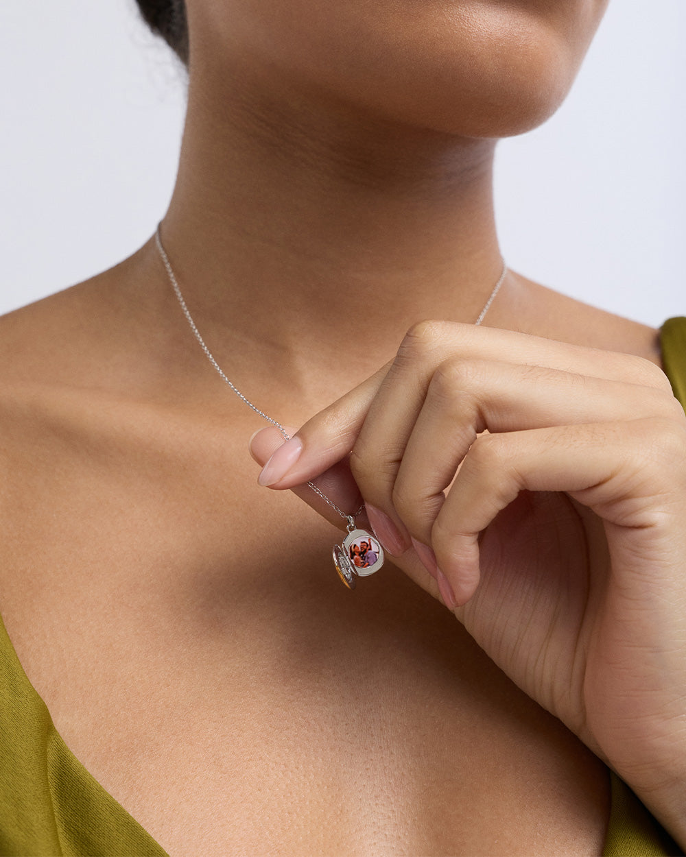 https://www.astleyclarke.com/media/catalog/product/a/u/aurora_weave_mixed_metal_locket_necklace-2.jpg