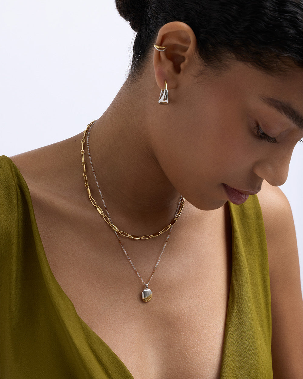 https://www.astleyclarke.com/media/catalog/product/a/u/aurora_weave_mixed_metal_locket_necklace-3.jpg