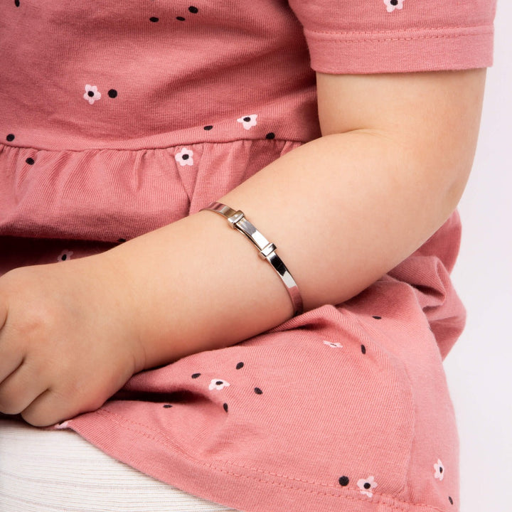 https://gb.geckojewellery.com/cdn/shop/files/b5060_model.jpg?v=1758703953&amp;width=1200