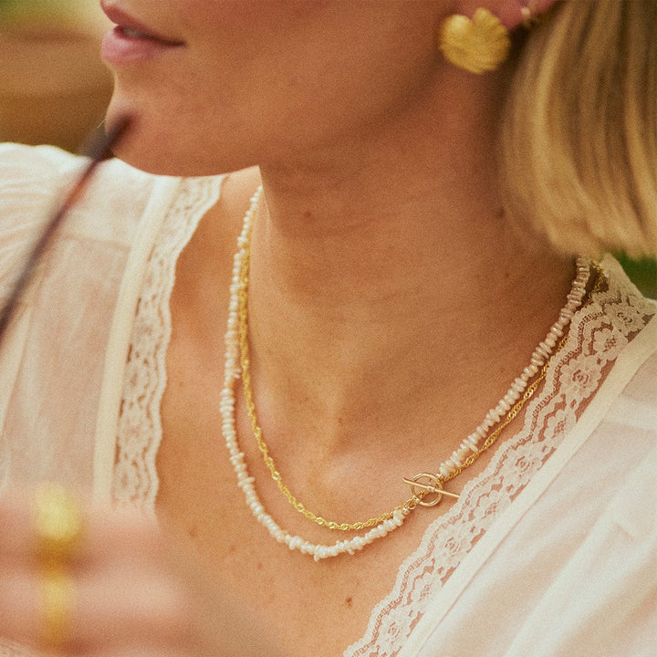 Daisy London 18ct Gold Plate Polly Sayer Beach Pearl T-Bar Necklace - MococoDaisy LondonSPN09_GP5056104134221Necklaces