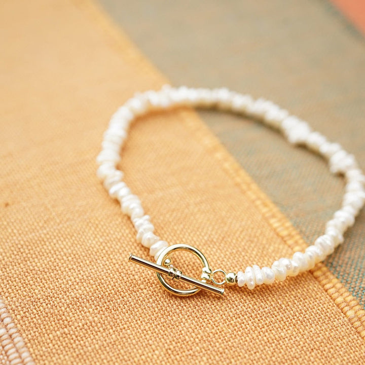 Daisy London 18ct Gold Polly Sayer Beach Pearl T-Bar Bracelet - MococoDaisy LondonSPBR11_GP5056104134238Bracelets