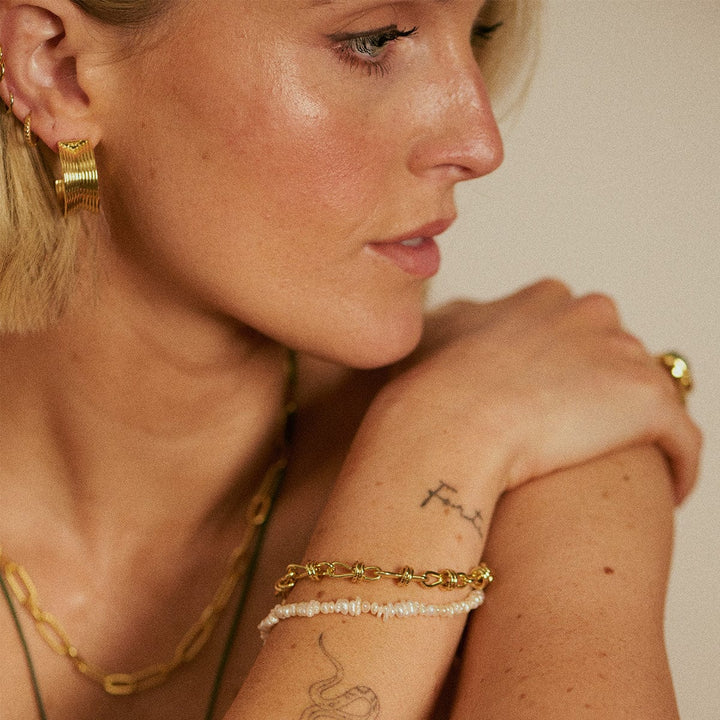 Daisy London 18ct Gold Polly Sayer Beach Pearl T-Bar Bracelet - MococoDaisy LondonSPBR11_GP5056104134238Bracelets