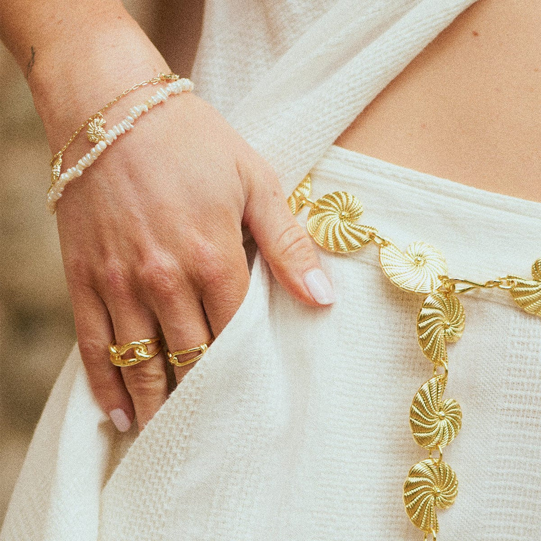 Daisy London 18ct Gold Polly Sayer Beach Pearl T-Bar Bracelet - MococoDaisy LondonSPBR11_GP5056104134238Bracelets