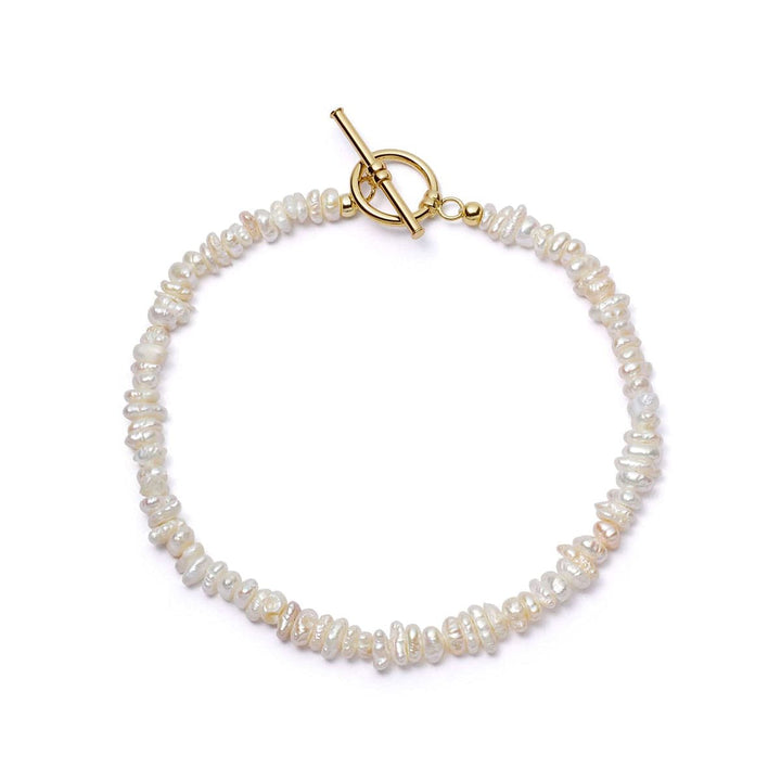 Daisy London 18ct Gold Polly Sayer Beach Pearl T-Bar Bracelet - MococoDaisy LondonSPBR11_GP5056104134238Bracelets