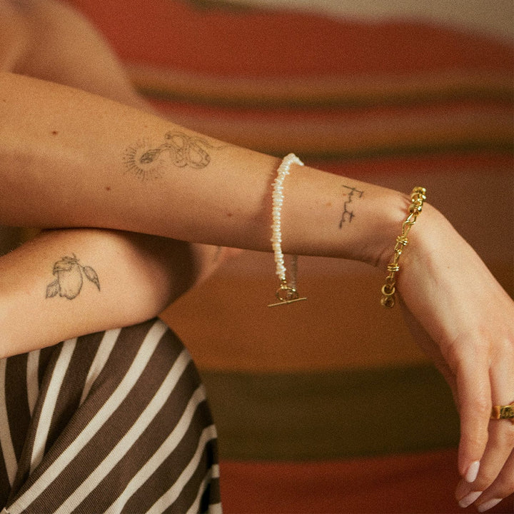 Daisy London 18ct Gold Polly Sayer Beach Pearl T-Bar Bracelet - MococoDaisy LondonSPBR11_GP5056104134238Bracelets