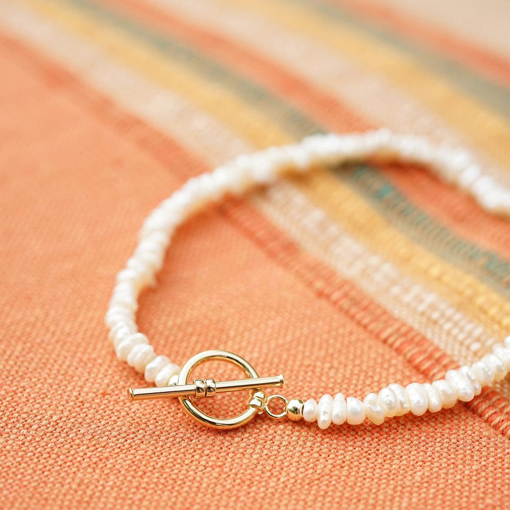 Daisy London 18ct Gold Polly Sayer Beach Pearl T-Bar Bracelet - MococoDaisy LondonSPBR11_GP5056104134238Bracelets