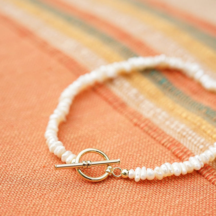 Daisy London 18ct Gold Polly Sayer Beach Pearl T-Bar Bracelet - MococoDaisy LondonSPBR11_GP5056104134238Bracelets