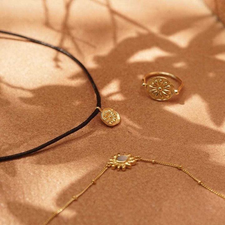 Daisy London Gold Daisy Cord Flower Necklace - MococoDaisy LondonDBN01_GPNecklaces