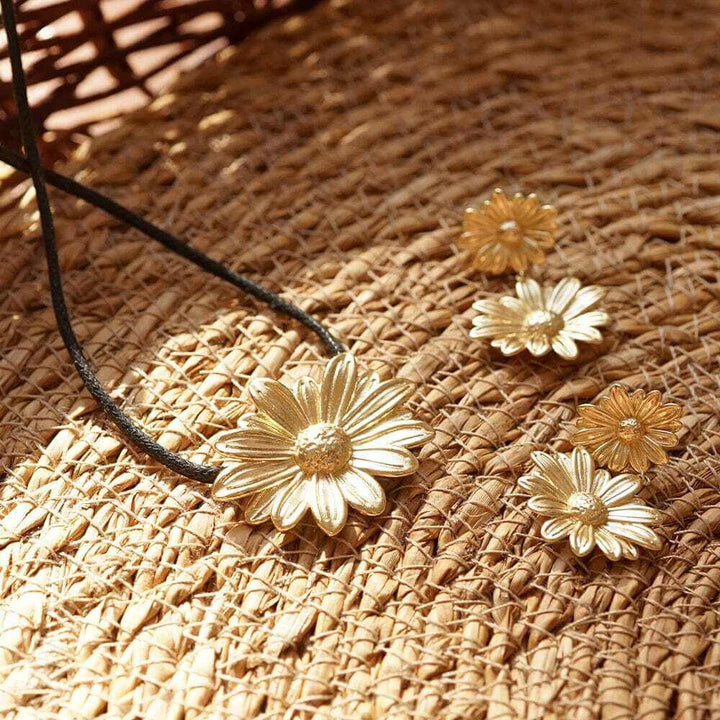 Daisy London Gold Daisy Large Cord Flower Necklace - MococoDaisy LondonDBN04_GPNecklaces