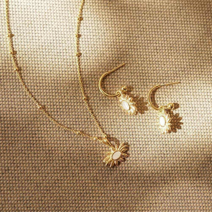 Daisy London Gold Daisy Mother Of Pearl Flower Necklace - MococoDaisy LondonDBN03_GPNecklaces