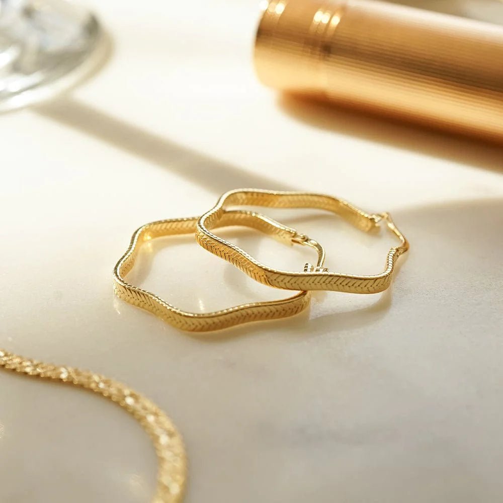 Daisy London Gold Maxi Wavy Hoop Earrings - MococoDaisy LondonE3100_GP5056104123867Earrings