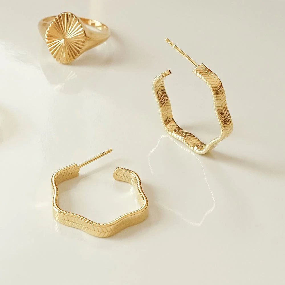 Daisy London Gold Midi Wavy Snake Hoop Earrings - MococoDaisy LondonE3101_GP5056104123881Earrings