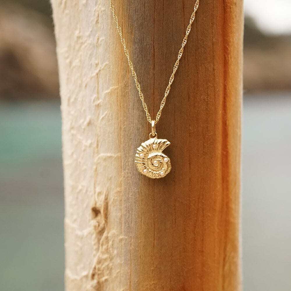 Daisy London Gold Pearl And Shell Pendant Necklace - MococoDaisy LondonSN19_GPCharms & Pendants