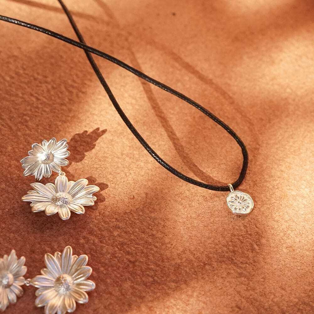 Daisy London Silver Daisy Cord Flower Necklace - MococoDaisy LondonDBN01_SLVNecklaces