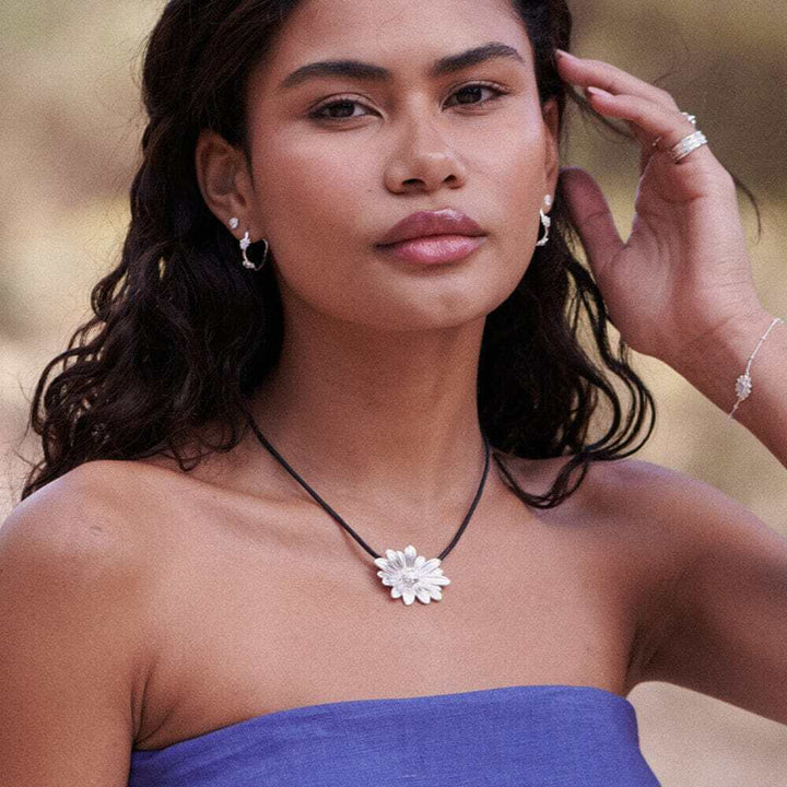 Daisy London Silver Daisy Large Cord Flower Necklace - MococoDaisy LondonDBN04_SLVNecklaces