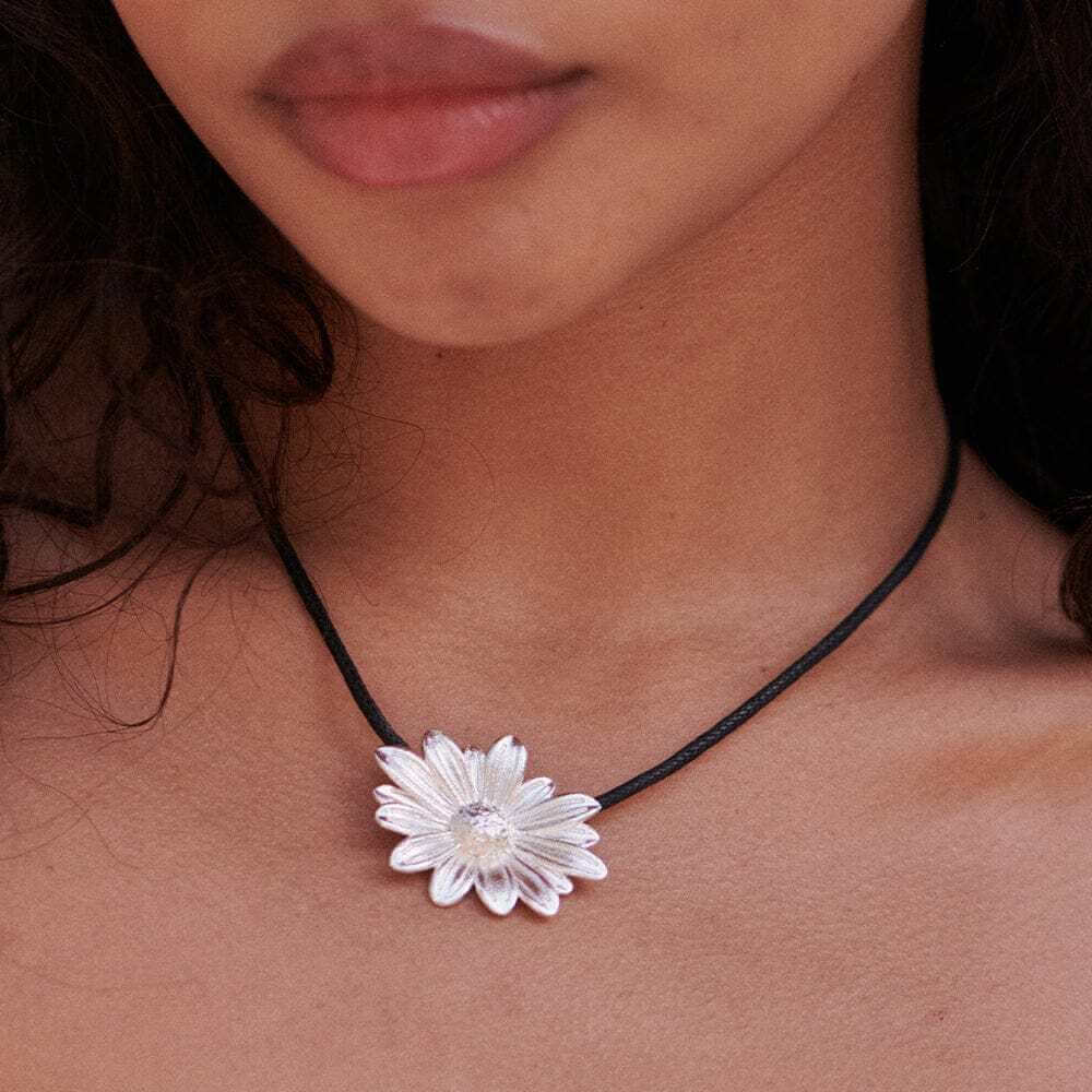 Daisy London Silver Daisy Large Cord Flower Necklace - MococoDaisy LondonDBN04_SLVNecklaces