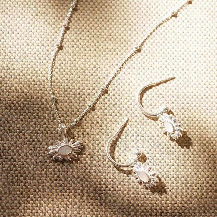 Daisy London Silver Daisy Mother Of Pearl Flower Necklace - MococoDaisy LondonDBN03_SLVNecklaces