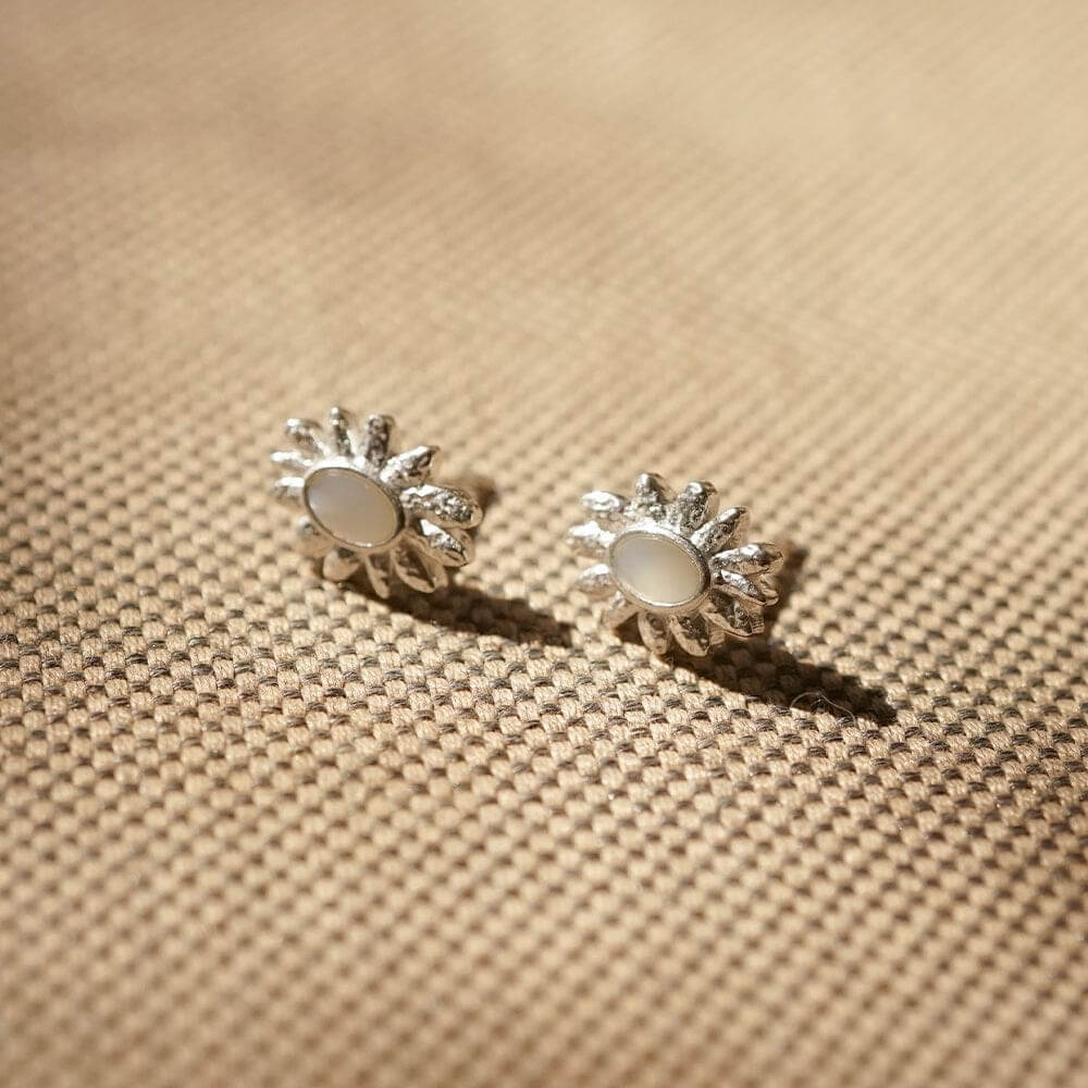 Daisy London Silver Daisy Mother Of Pearl Stud Earrings - MococoDaisy LondonDBE03_SLVEarrings