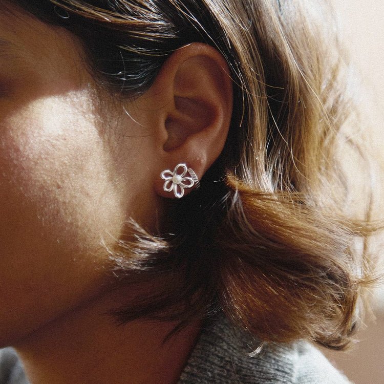 Daisy London Silver Daisy Pearl Stud Earrings - MococoDaisy LondonBPE01_SLVEarrings