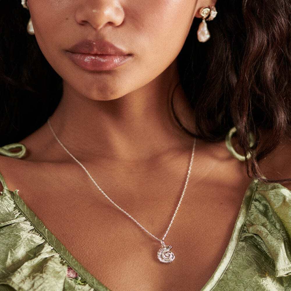Daisy London Silver Pearl And Shell Pendant Necklace - MococoDaisy LondonSN19_SLVCharms & Pendants