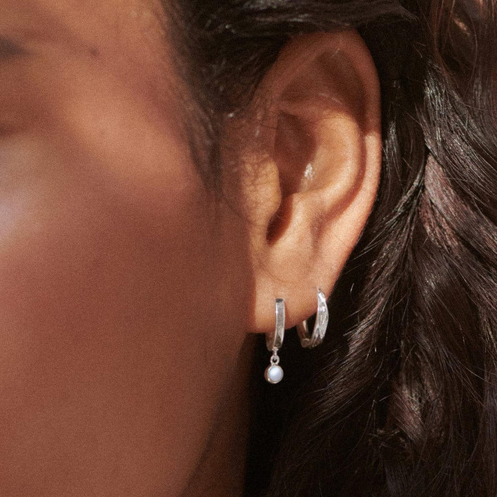 Daisy London Silver Pearl Healing Huggie Hoop Earrings - MococoDaisy LondonASE02_SLVEarrings