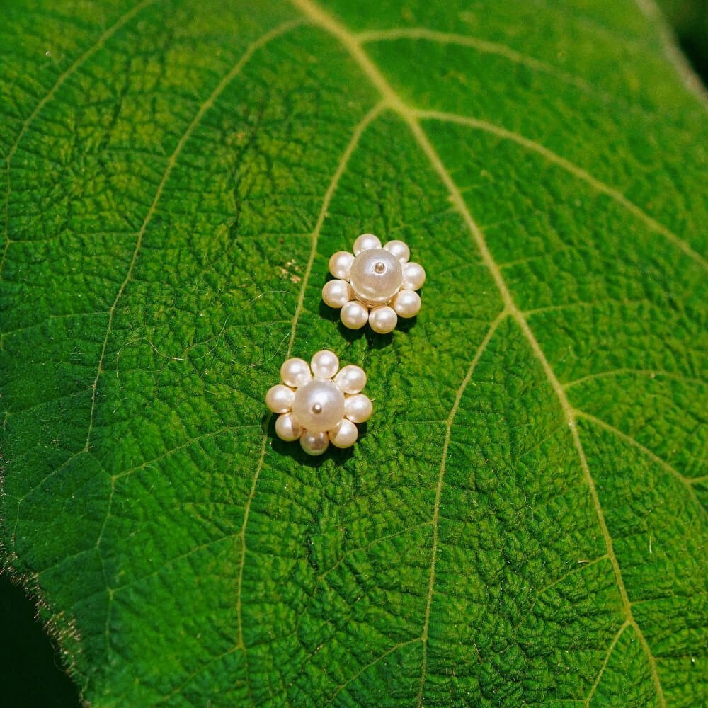 Daisy London Silver Shrimps Pearl Flower Stud Earrings - MococoDaisy LondonSHE006_SLVEarrings