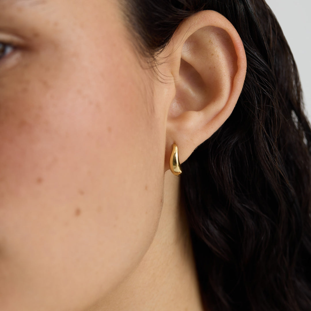 D.Louise Gold Wave Huggies Earrings - MococoD.LouiseSKE-0615061094520008Earrings