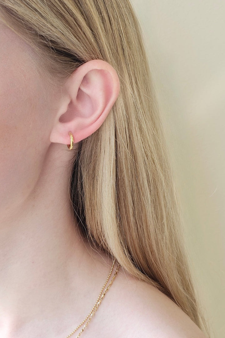 Mococo Essentials Gold Small Classic Huggie Hoop - MococoMococoMOCEGE002Earrings