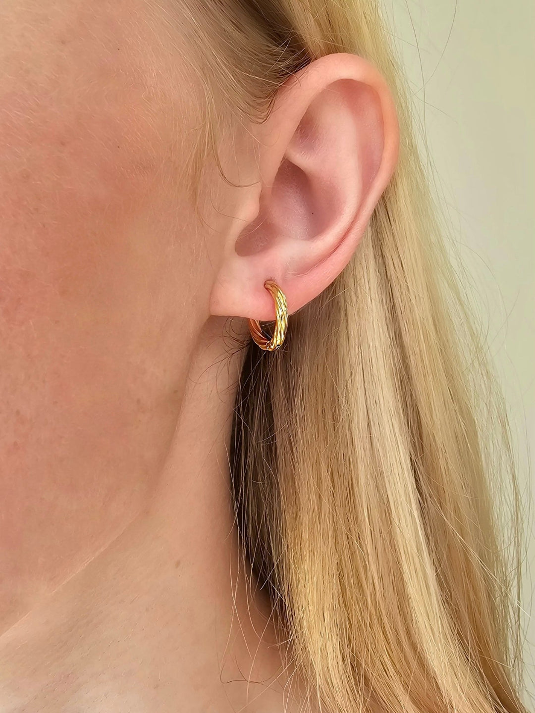 Mococo Essentials Gold Twisted Hoop Earrings - MococoMococoMOCEGE004Earrings