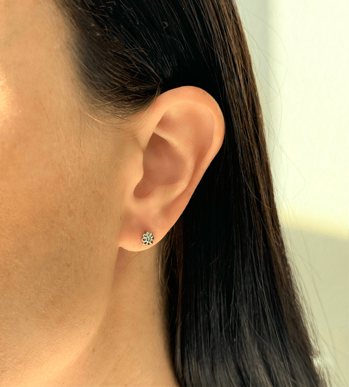ol&co Silver Dainty Flower Stud Earrings - MococoOl&CoD6912Earrings