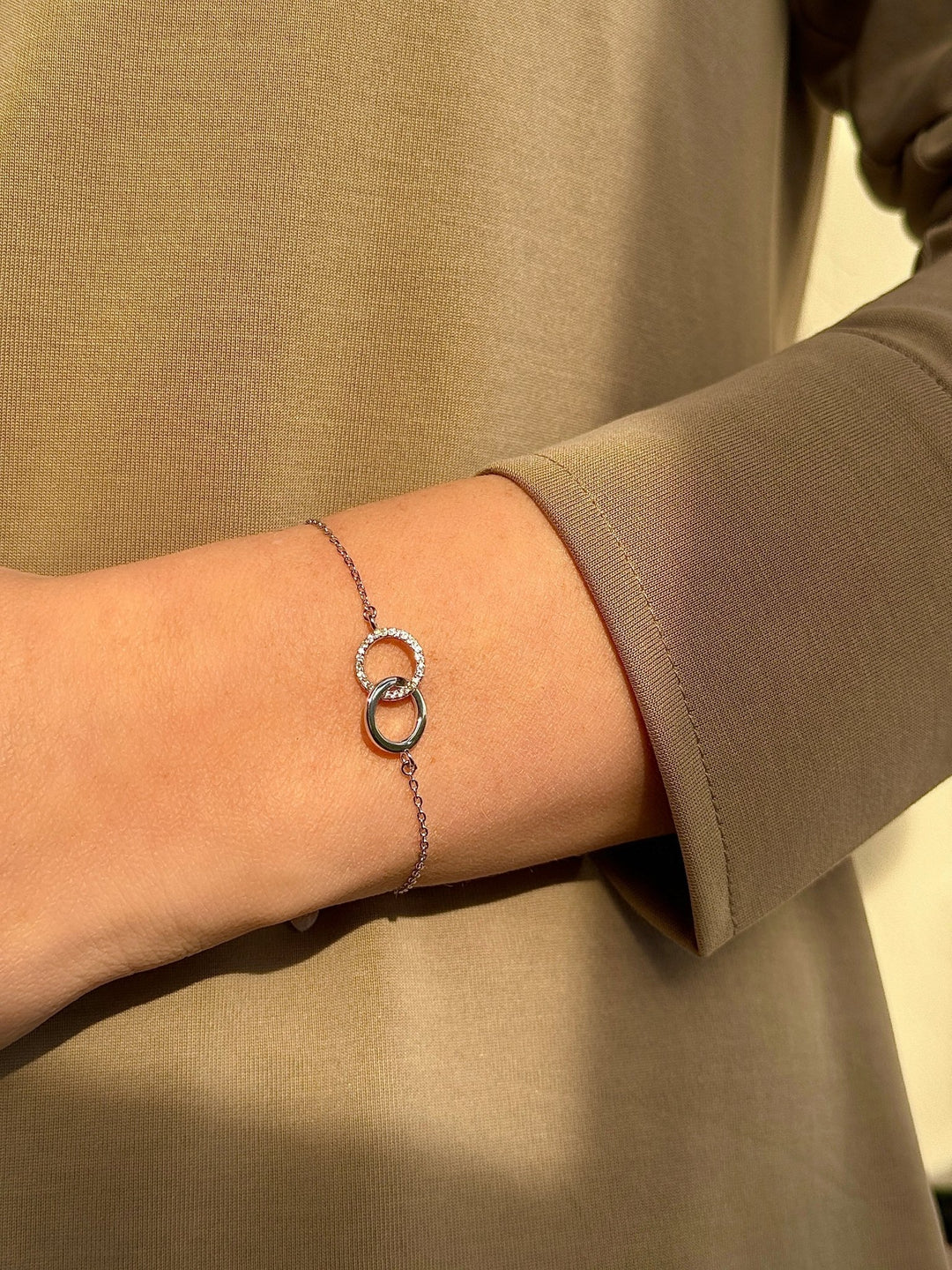 ol&co Silver Sparkling Interlinking Circles Bracelet - MococoOl&CoC4692Bracelets