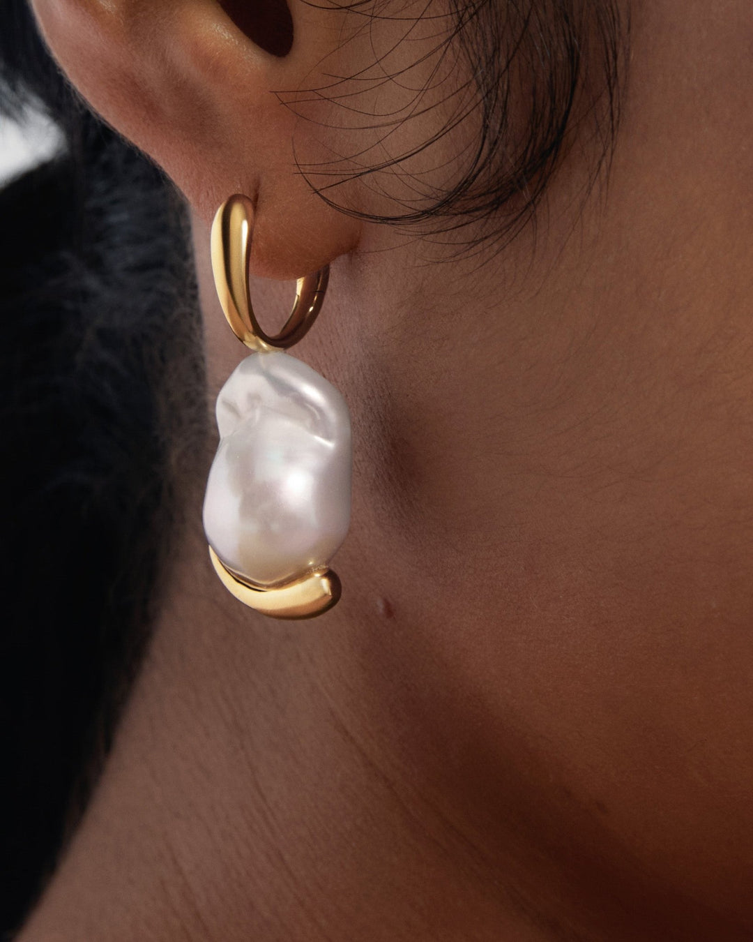 PDPAOLA Gold La Perla Marea Baroque Pearl Drop Hoop Earrings - MococoPDPAOLAAR01-G53-UEarrings