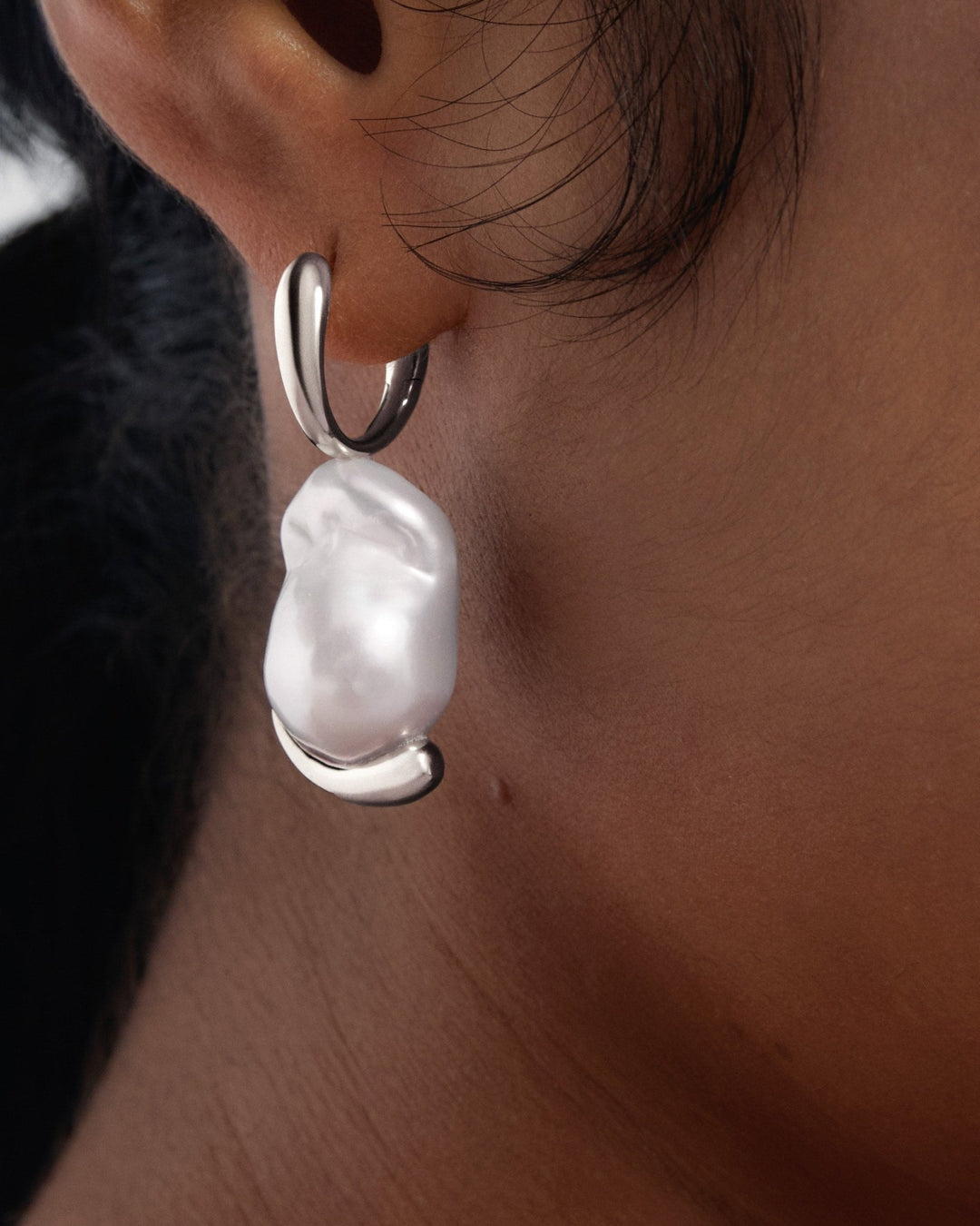 PDPAOLA Silver La Perla Marea Baroque Pearl Hoop Earrings - MococoPDPAOLAAR02-G53-UEarrings