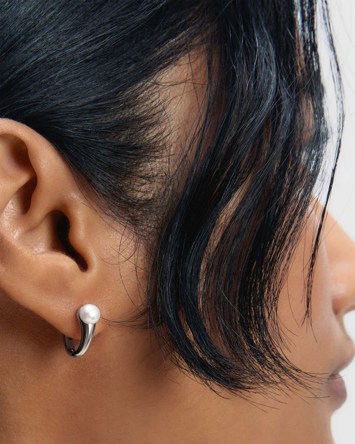 PDPAOLA Silver La Perla Ondine Pearl Hoop Earrings - MococoPDPAOLAAR02-G55-UEarrings