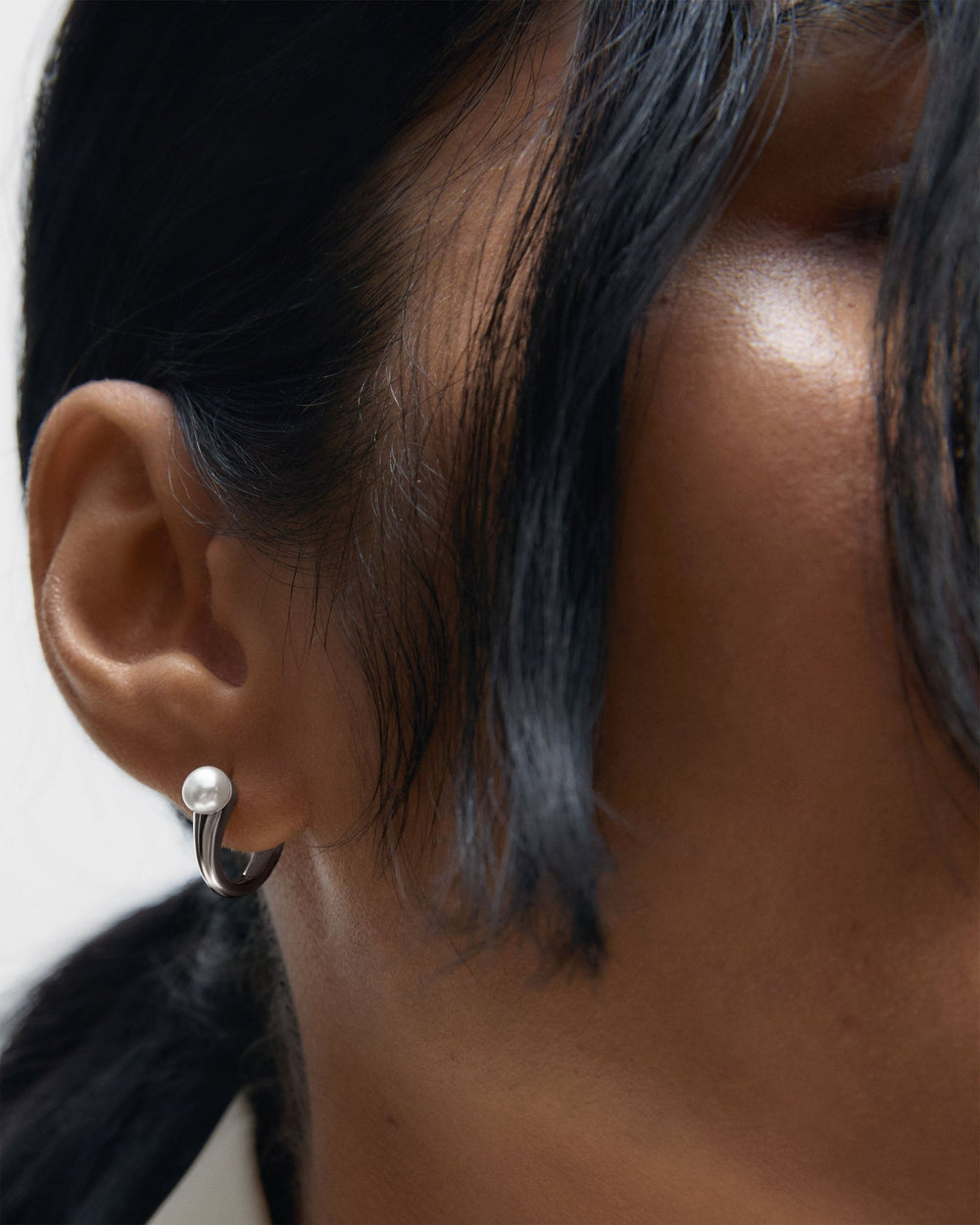 PDPAOLA Silver La Perla Ondine Pearl Hoop Earrings - MococoPDPAOLAAR02-G55-UEarrings