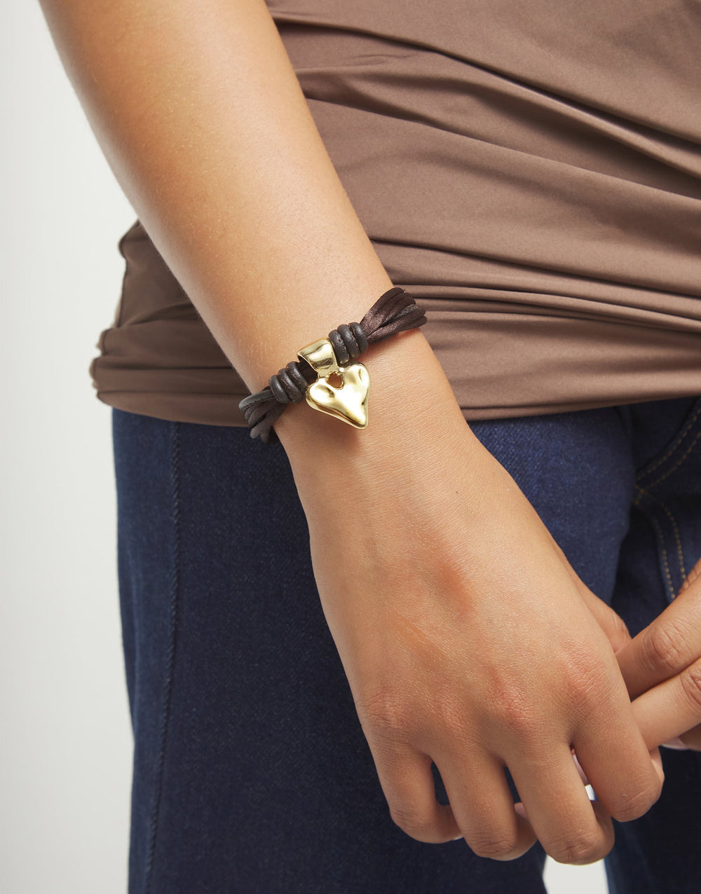 UNOde50 Gold Heart Brown Silk Thread and Leather Bracelet - MococoUNOde50PUL2640MARORO0M8435302499429Bracelets