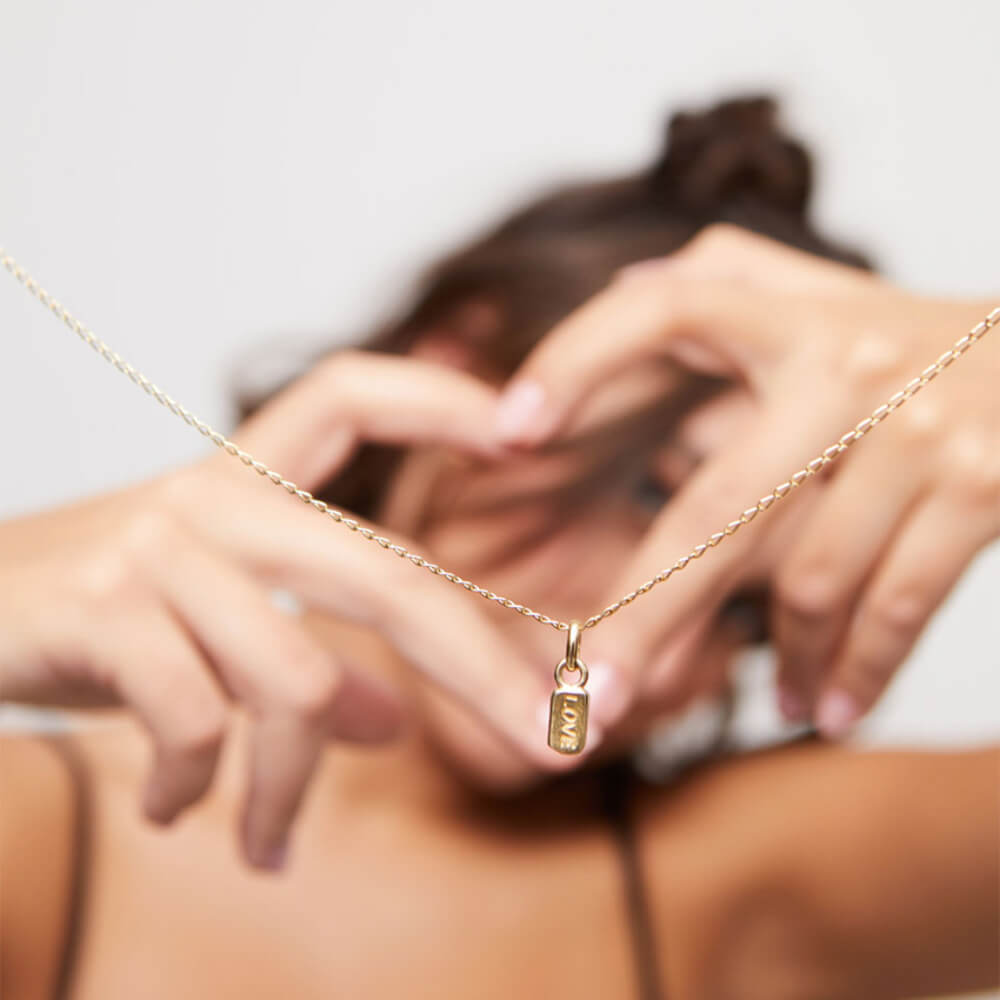 UNOde50 Gold The Word "Love" Charm - MococoUNOde50CHA0257ORO0000UCharms & Pendants