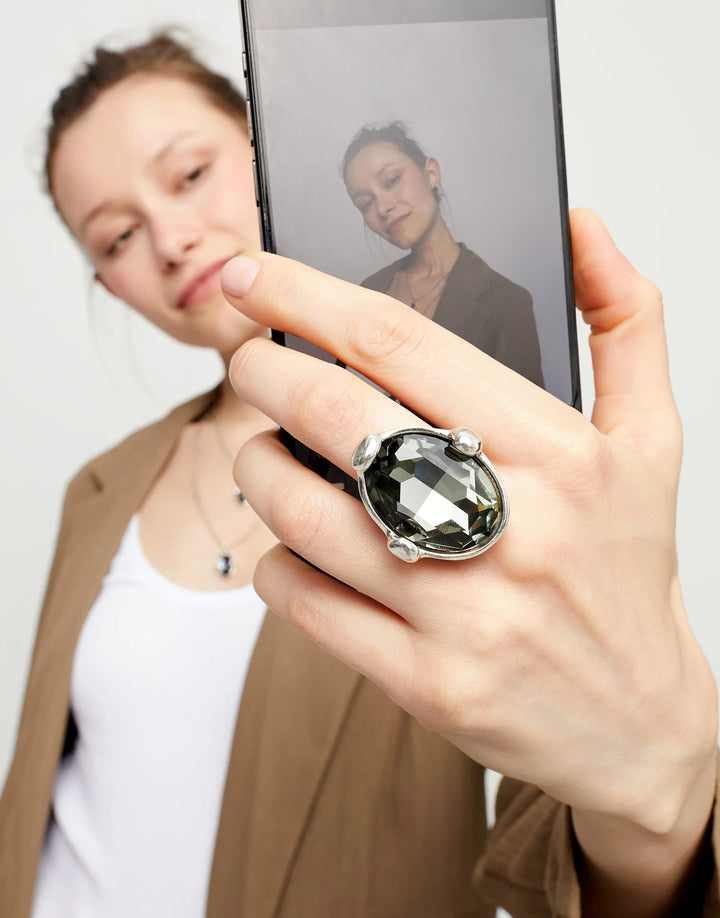 UNOde50 Ser Deslumbrante Large Ring with Grey Oval Faceted Crystal - MococoUNOde50ANI0851GRSMTL12