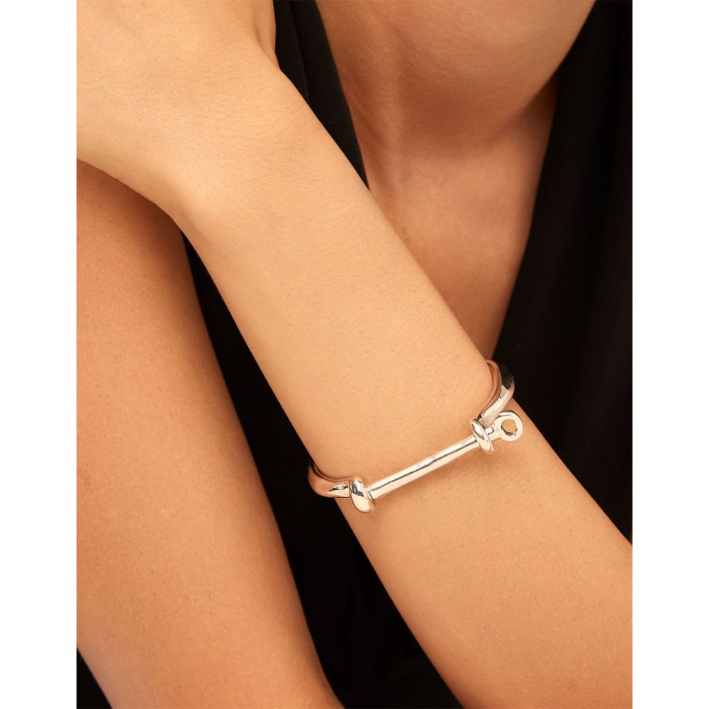 Unode50 Sterling Silver Shackle Shaped Clasp Bangle Bracelet - MococoUNOde50PUL1245MTLBracelets