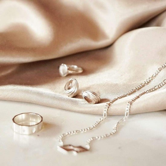 Daisy London Sterling Silver Palm Wrap Huggie Earring - MococoDaisy LondonWE07_SLV5056104111833Earrings